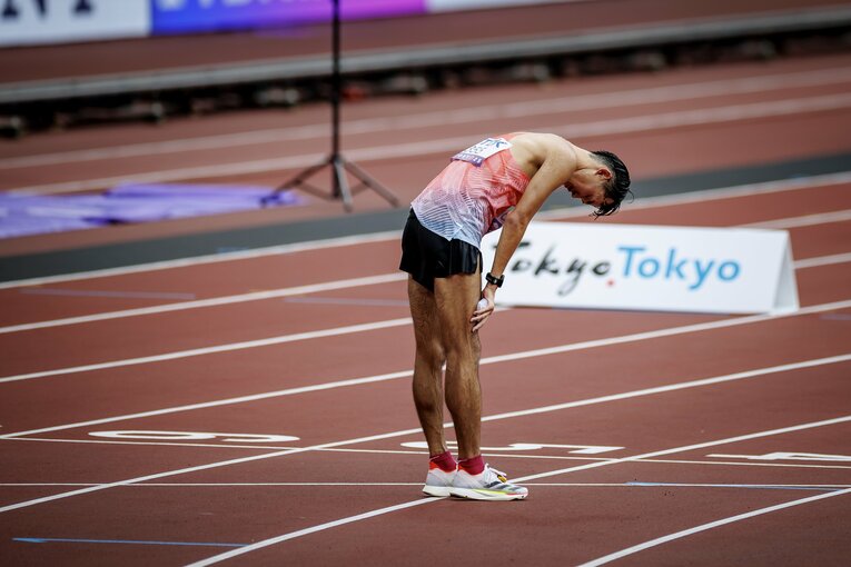 レース後、競技場とファンに一礼した後、痙攣で倒れた川野　©Kiichi Matsumoto