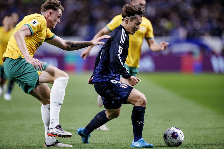 上田綺世は相手センターバックに苦しめられた　©Kiichi Matsumoto