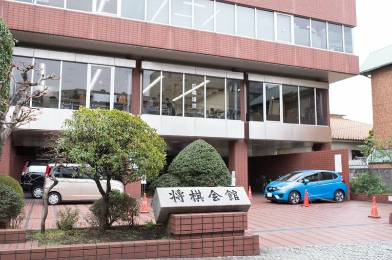 2011年3月11日も屋敷伸之九段や松尾歩八段をはじめ棋士たちが対局を続けた将棋会館 ／ photograph by Nanae Suzuki