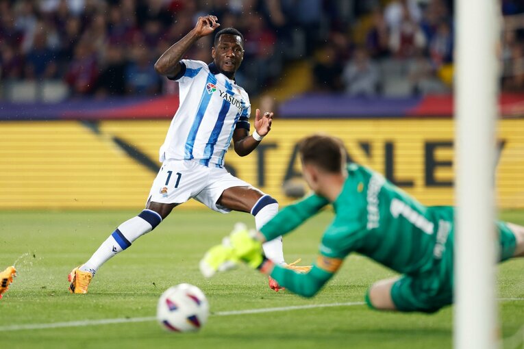 ベッカーのシュートをセーブするテア・シュテーゲン