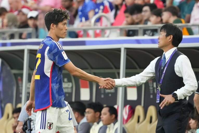 森保監督と握手する冨安　©Masashi Hara/Getty Images