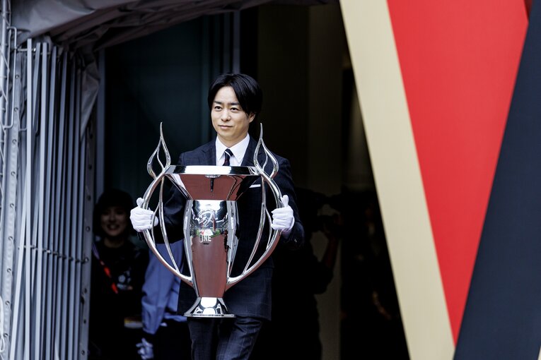 優勝のトロフィーを運ぶ櫻井翔。ジャパンラグビーアンバサダー2023に就任した　©︎Kiichi Matsumoto