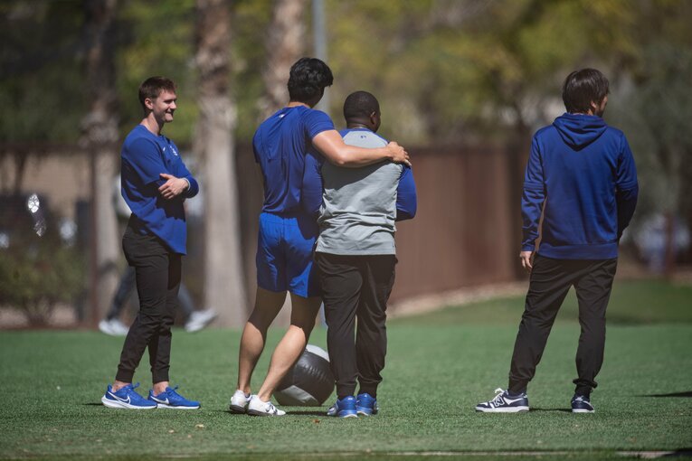 スミスコーチによりかかる大谷　©Nanae Suzuki