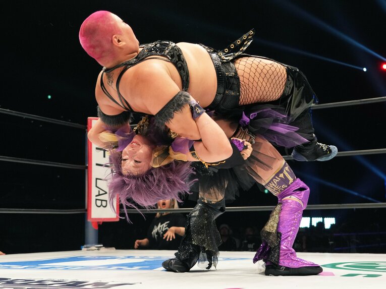 刀羅ナツコvs.中野たむ。8月31日、武蔵野の森総合スポーツプラザ　©Essei Hara