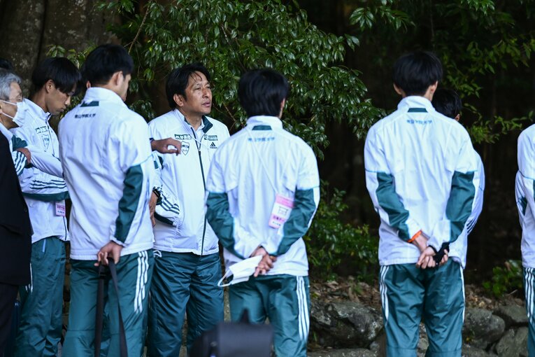 整列し、原監督の話を聞く選手たち　©Nanae Suzuki