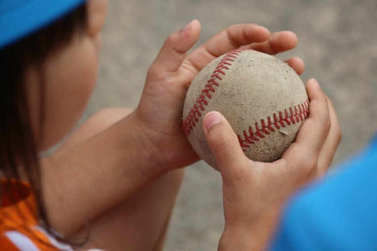 硬球に触れる女の子（2018年6月撮影）©Kou Hiroo
