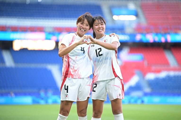 同点PKを決めた熊谷紗希とともに（全9枚中の8枚目）　©Takuya Kaneko/JMPA