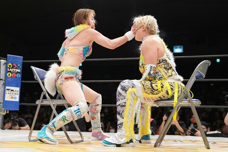 容赦なく高橋奈七永を張る岩谷麻優　©Masashi Hara