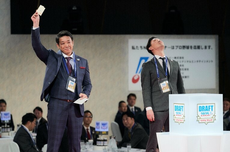 1位競合で石垣元気（健大高崎高）の抽選に敗れたものの高校生を連続指名したオリックスの岸田護監督（右）。球団の狙いが見えるドラフトだった　©Yuki Suenaga