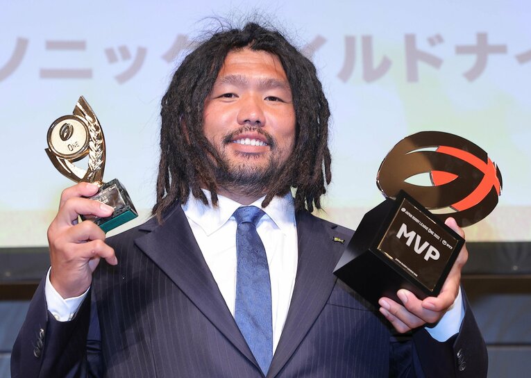 ベストフィフティーンとMVPを受賞した堀江翔太　©Sankei Shimbun