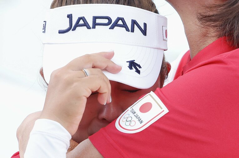 小林浩美会長（右）に労われ、涙を流す山下美夢有（23歳）　 ／ photograph by KYODO