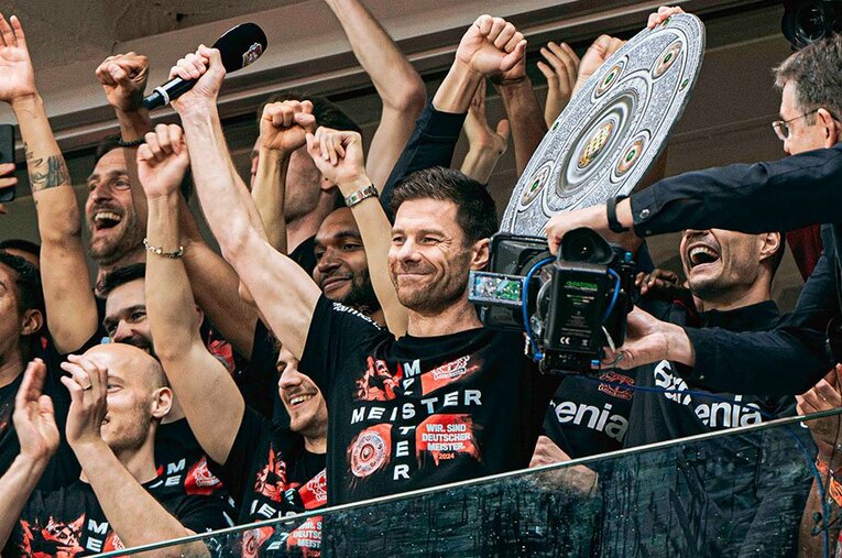 無敗でのブンデスリーガ制覇を達成し、シャーレを掲げるシャビ・アロンソ監督。決して常勝ではないクラブがなぜこの偉業を成し遂げたのか ／ photograph by Taisei Iwamoto