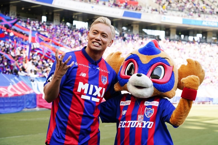 オカダ・カズチカと東京ドロンパの楽しげな2ショット