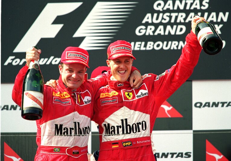 2000年の開幕戦ではフェラーリのシューマッハ（右）とバリチェロが1−2フィニッシュを達成　photograph by Getty Images