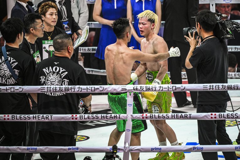 健闘を称え合う井上拓真と那須川天心　©Takuya Sugiyama