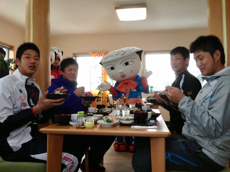 プロ１年目の安芸キャンプの休日の一コマ。左から横田さん、陽川、一人挟んで岩崎、岩貞　©︎Mayumi Doi