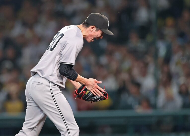 5月24日の阪神戦でノーヒットノーランを達成した戸郷。阪神最後の打者・中野を空振り三振に仕留め、グラブをたたいて吠えた　©︎JIJI PRESS