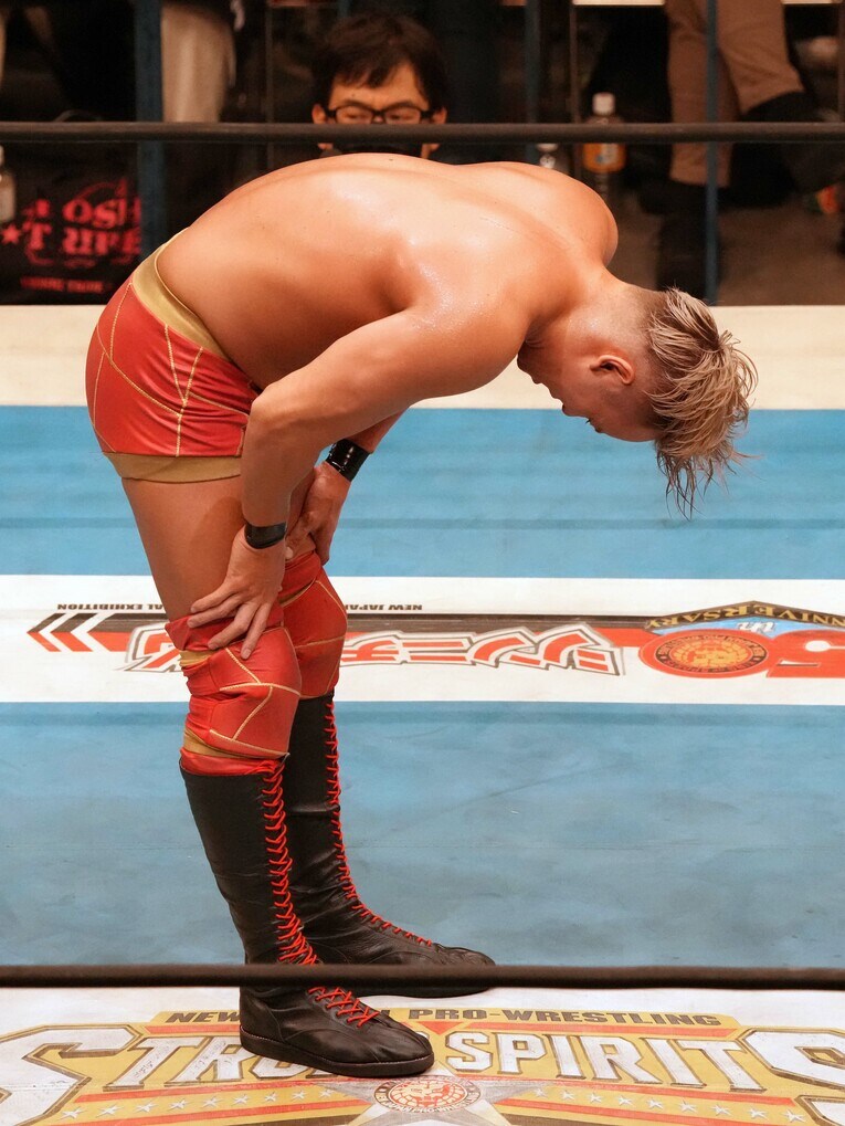 深々と礼をするオカダ・カズチカ