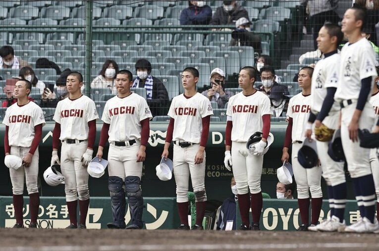 「このチームは『ピッチャー探し』から始まりましたから」。気づけば高知高は「全員野手兼ピッチャー」のチームになっていた ／ photograph by KYODO