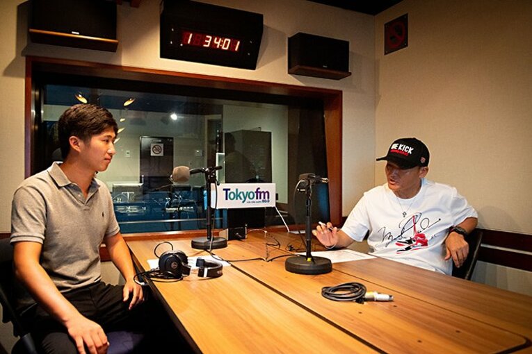 丸山のアドバイスを真剣な表情で聞く星野。プロ初優勝も日大の先輩の助言が大いに役立った　 ／ photograph by Asami Enomoto