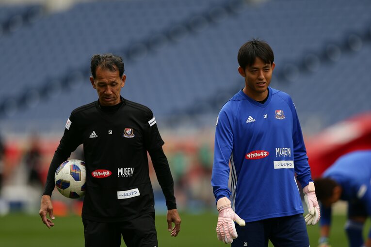 松永GKコーチ（右）の指導で基礎技術を鍛えてもらったという榎本　©︎J.LEAGUE