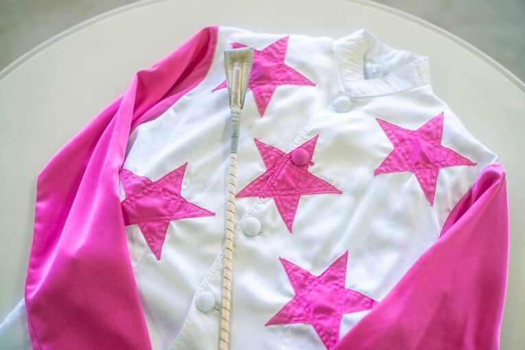 今も大切にとってある勝負服とムチ　©Takuya Sugiyama