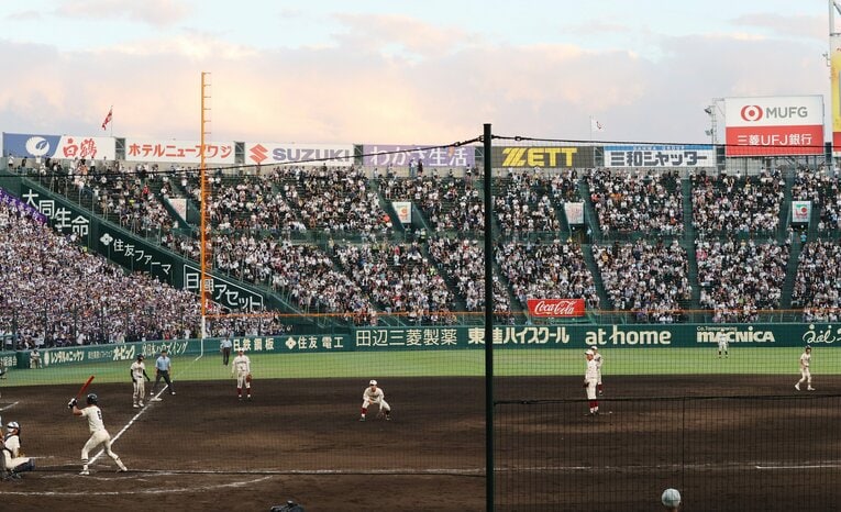 【大社vs.早稲田実の激闘…】9回裏、1死二、三塁のピンチで、内野を5人で守る早稲田実。投手と三塁手の間に左翼手がいる　©JIJI PRESS