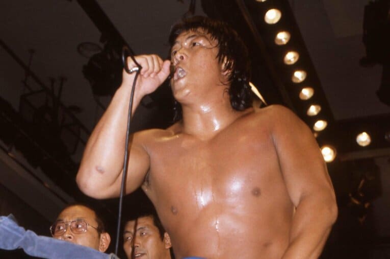 “噛ませ犬事件”でマイクアピールする長州力（1982年） ／ photograph by 東京スポーツ新聞社／AFLO