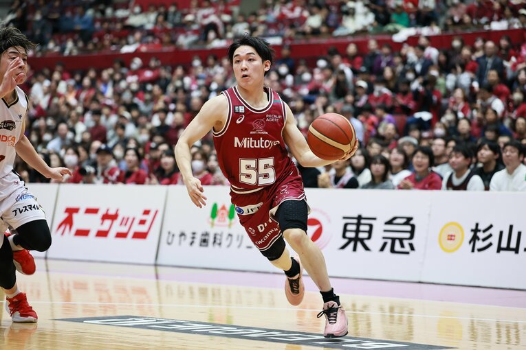 初挑戦のBリーグで存在感を見せる岡田のプレー　©B.LEAGUE