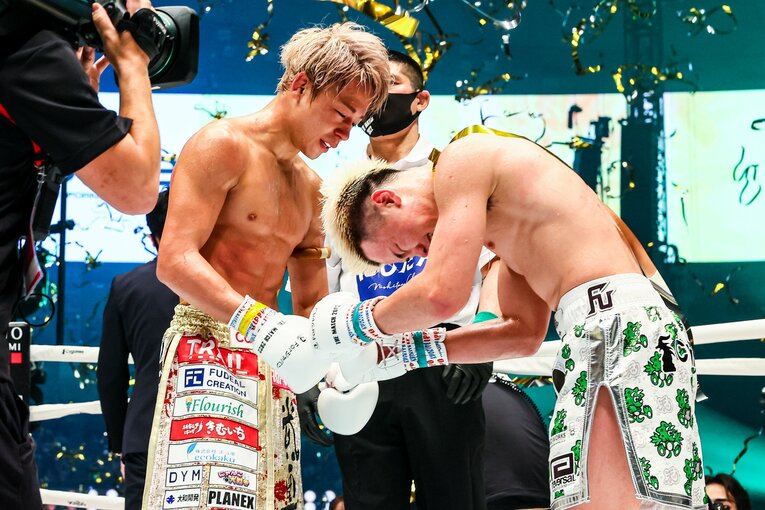 武尊に判定で勝利し、深々と礼をする那須川天心　©THE MATCH 2022/Susumu Nagao