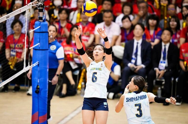 世界ランキングで上回るポーランド相手に巧みなトスワークを披露した関　©︎Volleyball World