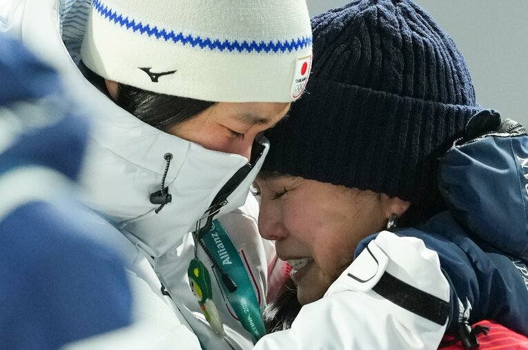 混合団体を終えた高梨沙羅。堪えていた涙を流させたのは、伊藤有希とのハグだった ／ photograph by Tsutomu Kishimoto／JMPA