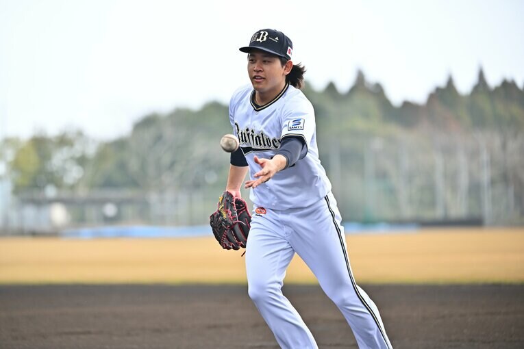 春季キャンプの練習中。生き生きとした表情でボールを追う宮城　©︎Hideki Sugiyama
