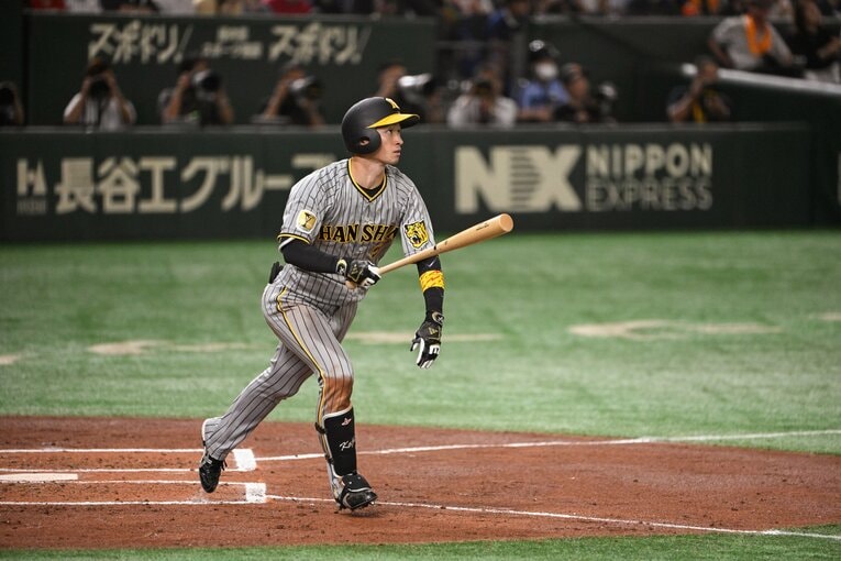 先制2ランを放った近本　©Nanae Suzuki