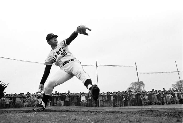 プロ1年目の江川。その姿を見ようと、多摩川グラウンドには観客が殺到した ©BUNGEISHUNJU