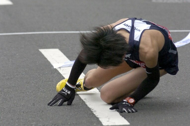倒れるようにゴールした釜石慶太（右）。2位で襷を受け取ったが、10位まで順位を下げてしまった　©︎KYODO