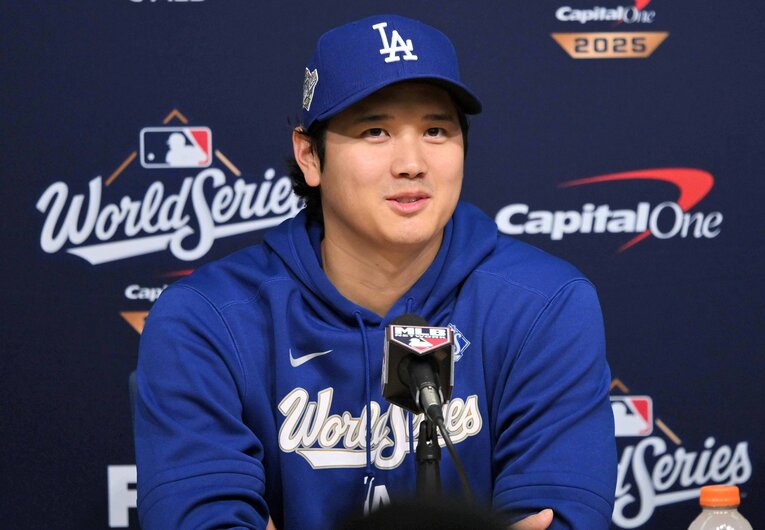 ブルージェイズとのWS第3戦を前に記者会見を行った大谷　©JIJI PRESS