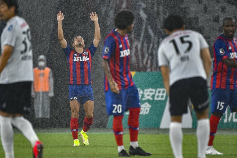 久々にFC東京に復帰した2021年の長友佑都　©Takuya Sugiyama