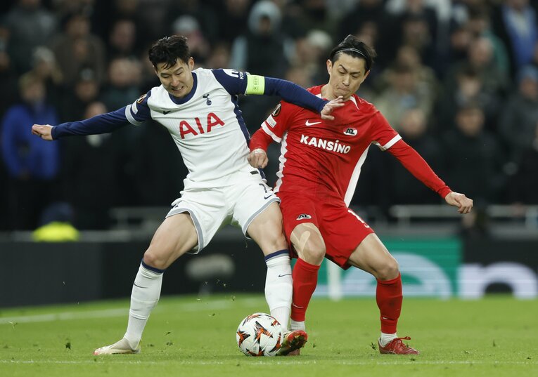 ELの決勝トーナメントでトッテナムのソン・フンミンとマッチアップするAZの毎熊晟矢　©Getty Images