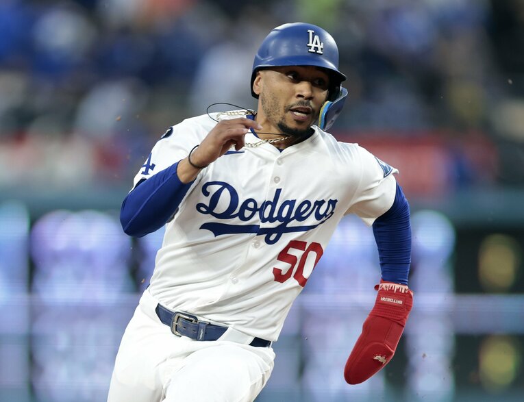 5月末に自宅でのアクシデントで左手薬指を骨折したベッツ。それでもわずか数日で戦列に復帰した　©Getty Images