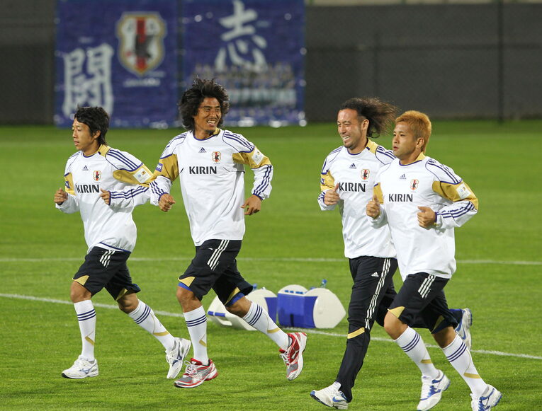 W杯開幕直前、南アフリカで初練習する日本代表メンバー（左から中村憲剛、中澤佑二、闘莉王、稲本潤一）　©JIJI PRESS