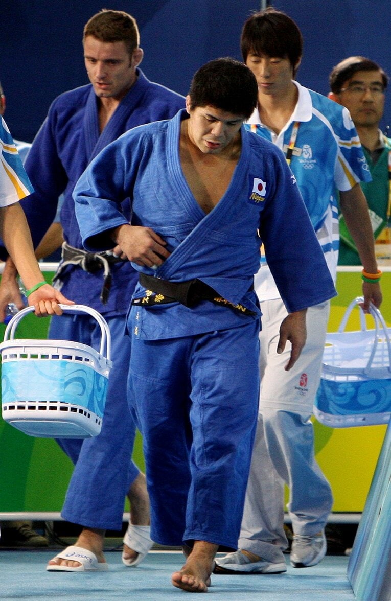 2008年の北京五輪2回戦にて試合中に痙攣を起こし敗れた、04年アテネ五輪銀メダリストの泉浩　©JIJI PRESS