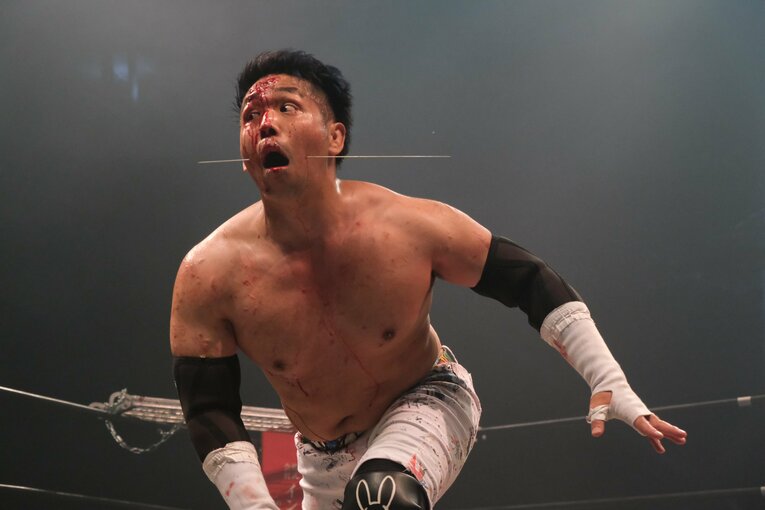 カリスマ葛西純「世の中は無駄な血を一滴も流すな」 頬を串刺し、人間ダーツ…それでもデスマッチが“ただの残虐ショー”ではない理由(23)