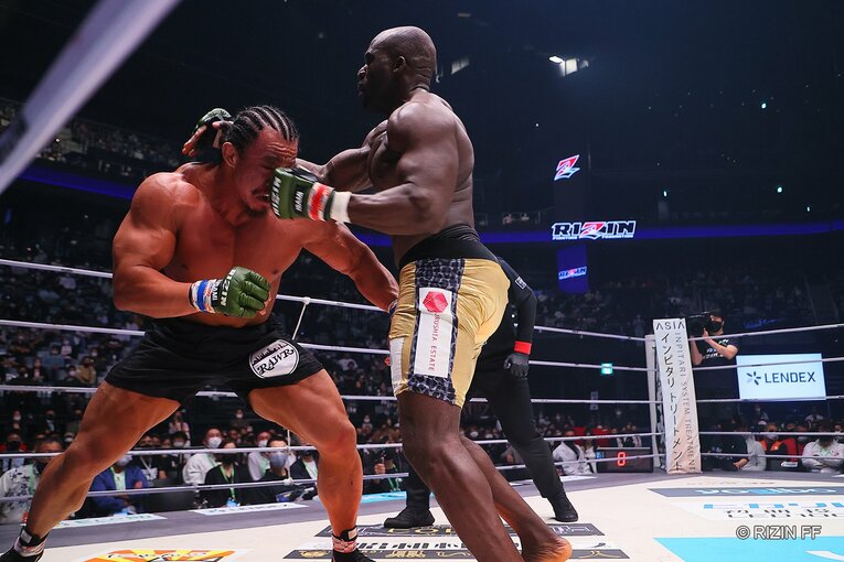 ボビーの強烈な左パンチが、北村の鼻を直撃　©RIZIN FF