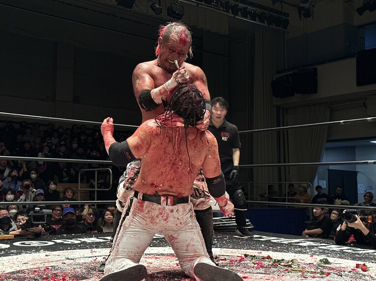 スワイプすると「エル・デスペラードvs葛西純」など激闘写真をご覧になれます　©Norihiro Hashimoto