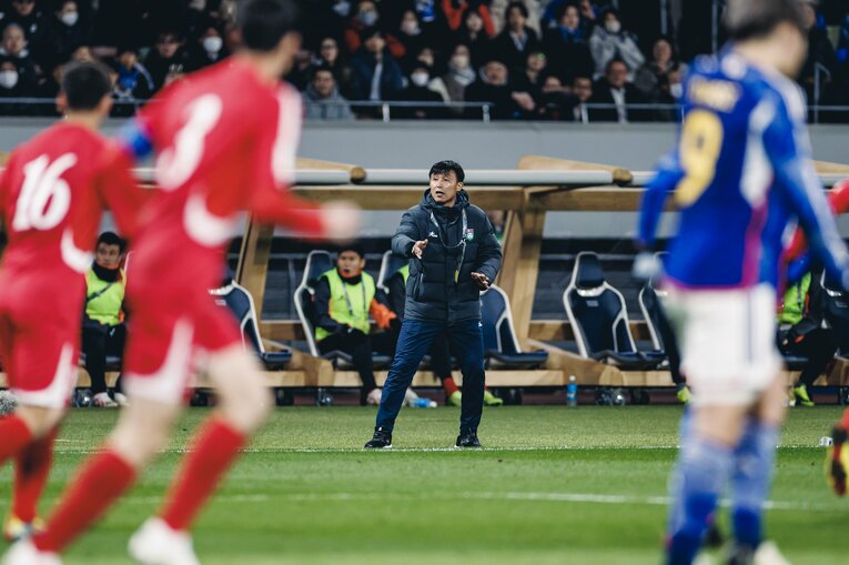 ピッチサイドで指示を送る北朝鮮のシン・ヨンナム監督　©Kiichi Matsumoto/JMPA