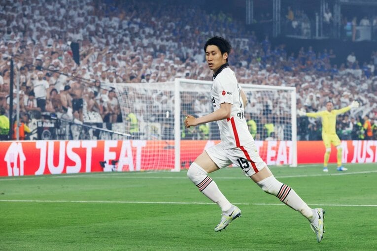 鎌田大地の号泣と“日の丸スパイク”に思い出す4年前の「カタールW杯には絶対出たいですよ」 長谷部誠とのEL優勝写真に“秘められた熱量”とは(63)