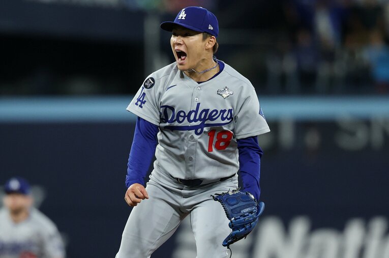 時代も野球も移り変わり、完投が重視されることが少なくなった時代に、山本由伸は大舞台で快挙を達成した ／ photograph by ROBERT GAUTHIER/Los Angeles Times