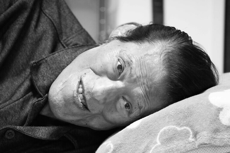 病床で笑顔を浮かべるアントニオ猪木