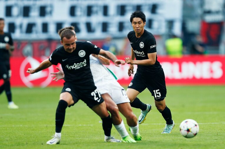 「“鎌田大地と守田英正が一緒に写った1枚”を狙いたいけど…」「長谷部誠はすでにコーチのように」CL日本人対決と“美しい夕焼け”撮影ウラ話(48)